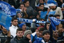 درگیری بین تماشاگران، تبریک تاج و پخش سرود استقلال