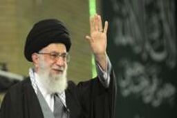 رهبر معظم انقلاب با حضور در یک کارخانه صنعتی با کارگران دیدار کردند