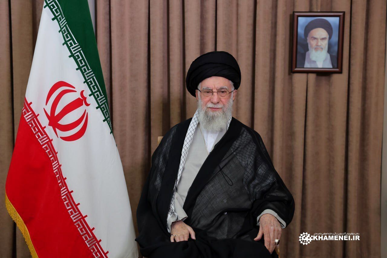 رهبر انقلاب: نیروهای مسلح، رژیم رذل صهیونی را بیچاره خواهند کرد