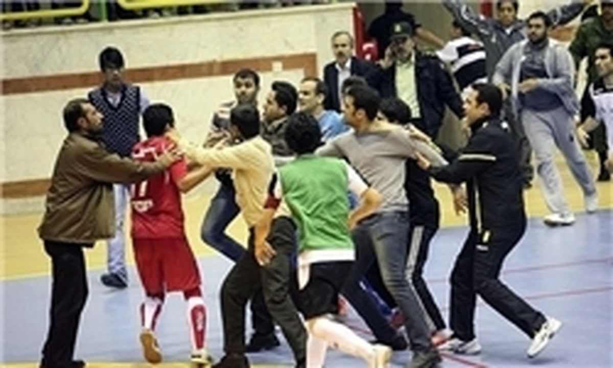 این بار داور با مشت هوادار بدرقه شد!