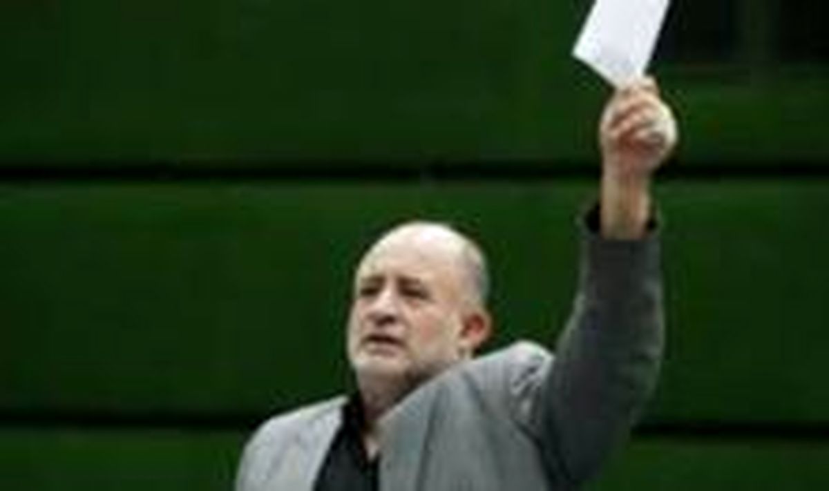 وزیر اقتصاد با مالیات نرخ سود سپرده بانکی کمر تولید را شکسته است