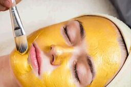 طرز تهیه ماسک زردچوبه برای پوست چرب و خشک