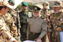 بازدید فرمانده کل ارتش از نمایشگاه راهیان نور پایگاه دریایی خرمشهر