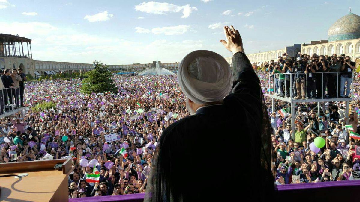 بین نصف جهان و کل جهان با دیوار تحریم فاصله انداخته اند / ما با برجام بین ایران و جهان پل زدیم. ما دیوار تحریم ها را فرو ریختیم / اگر ملت و رهبری فرزانه و معظم یاری کنند، ما با همین دکتر ظریف باقی تحریم ها را هم برمیداریم