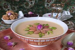 طرز تهیه فرنی خوشمزه و خوش عطر برای سفره افطار