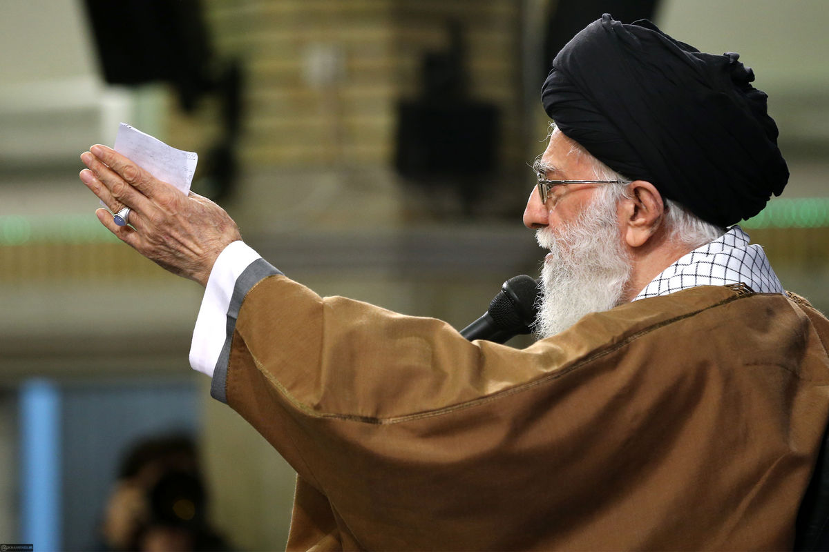 همه در انتخابات شرکت کنند تا ابهت و مصونیت کشور حفظ شود / این سند ۲۰۳۰ قابل قبول نیست بنده از شورای انقلاب فرهنگی گله دارم / این دولت و آن دولت ندارد دشمن زهرش را میریزد / حرفم را اشتباه تاویل نکنید ابهت نظام ناشی از مردم است