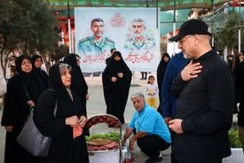 
ادای احترام قالیباف به شهدای اقتدار ایران
