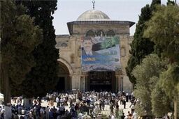 نصب تصویر بزرگی از مرسی بر دیوار مسجد الاقصی