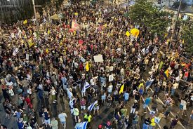 
هزاران صهیونیست همچنان در خیابان‌های تل‌آویو 
