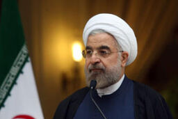 روحانی به دیدار مادر و زیارت مزار پدر رفت