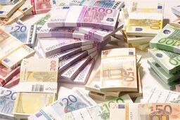 یورو حدود 20 تومان گران شد/ دلار همچنان 4200 تومان