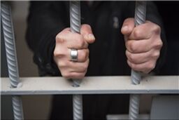 حبس پدرشوهر با شکایت عروس