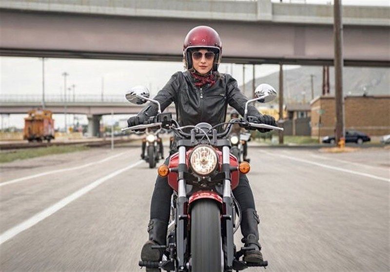  هشدار پلیس به بانوان موتورسوار؛ رانندگی بدون گواهینامه جرم است 