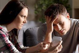 8 نشانه برای شناخت شوهر خیانتکار
