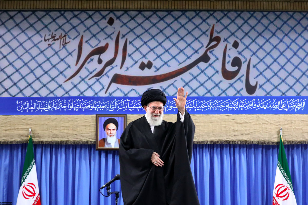 نوکری واقعی اهلبیت جامعه را عزتمند و مشکلات را برطرف میکند / شاعران و مداحان مذهبی متناسب با نیاز روز گفتمانسازی کنند
