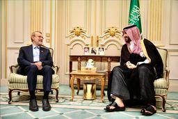 لاریجانی: عربستان نگاه مثبتی به توسعه روابط دارد