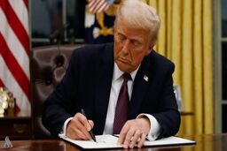 دهن کجی ترامپ به دیوان عالی آمریکا؛ تعرفه ۱۰ درصدی رسما امضا شد

