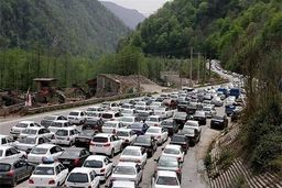 ترافیک فوق‌سنگین در محورهای شمالی کشور؛ جاده چالوس یک‌طرفه شد