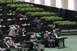 نادر قاضی پور: " جان نمایندگان در خطر است "