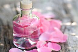 خواص شگفت انگیز گلاب برای پوست که تا به امروز از آن بی خبر بوده اید!