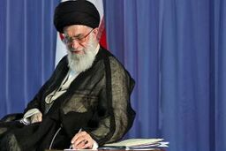 رهبر معظم انقلاب با عفو و تخفیف مجازات ۹۲۰ محکوم موافقت کردند