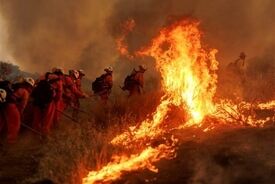 آتش‌سوزی گسترده در کالیفرنیا هزاران نفر را مجبور به تخلیه خانه‌هایشان کرد 