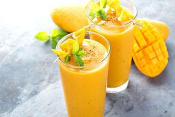 طرز تهیه اسموتی انبه مجلسی و رژیمی به همراه نکات تهیه آن