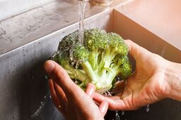 روش شستن کلم بروکلی با 5 تکنیک خانگی برای انگل زدایی
