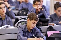 کدام ساعت آغاز مدرسه با موفقیت بیشتر دانش‌آموزان همراه است؟